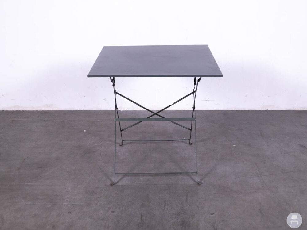 Terras-klaptafel Doris groen 70x70cm is een compacte en functionele buitentafel die perfect past op terrassen, balkons of in de horeca