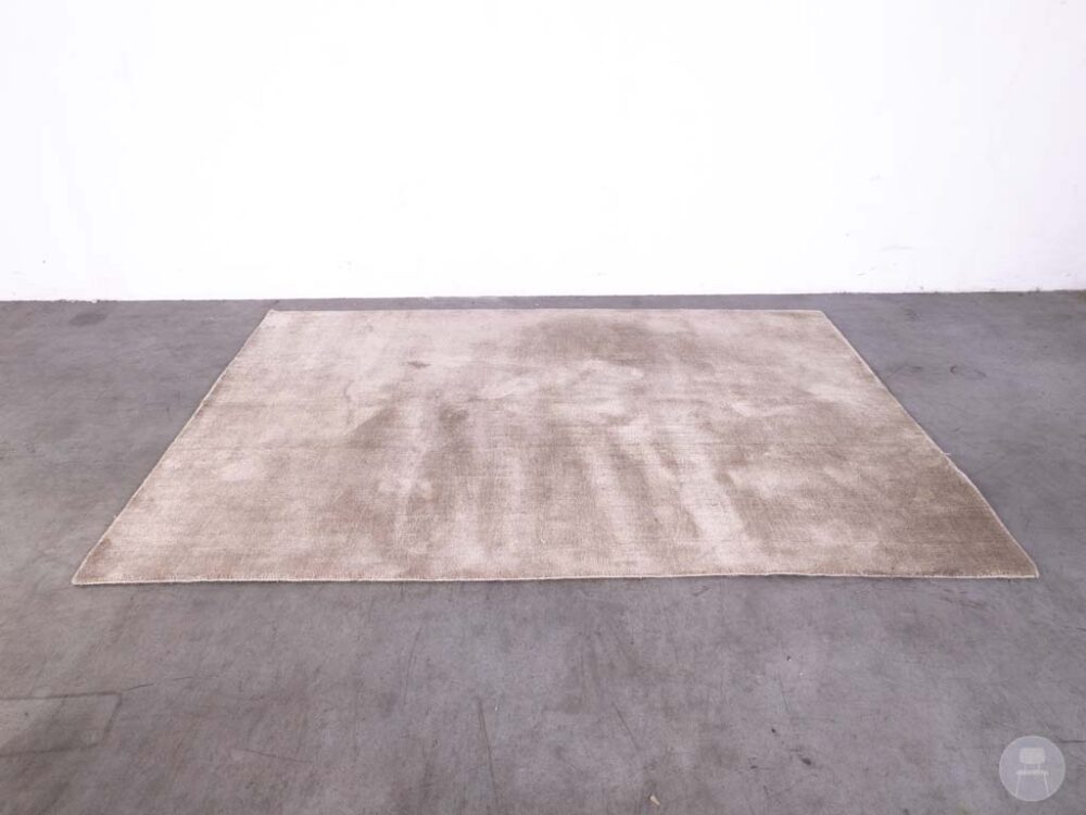 Vloerkleed Pleun grijs 245x180cm is een modern en stijlvol hoogpolig tapijt dat comfort en luxe toevoegt aan iedere ruimte.