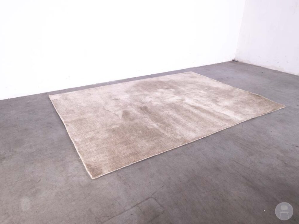 Vloerkleed Pleun grijs 245x180cm is een modern en stijlvol hoogpolig tapijt dat comfort en luxe toevoegt aan iedere ruimte.
