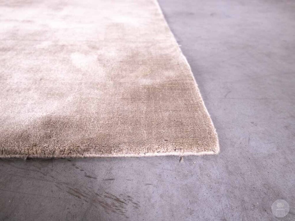 Vloerkleed Pleun grijs 245x180cm is een modern en stijlvol hoogpolig tapijt dat comfort en luxe toevoegt aan iedere ruimte.