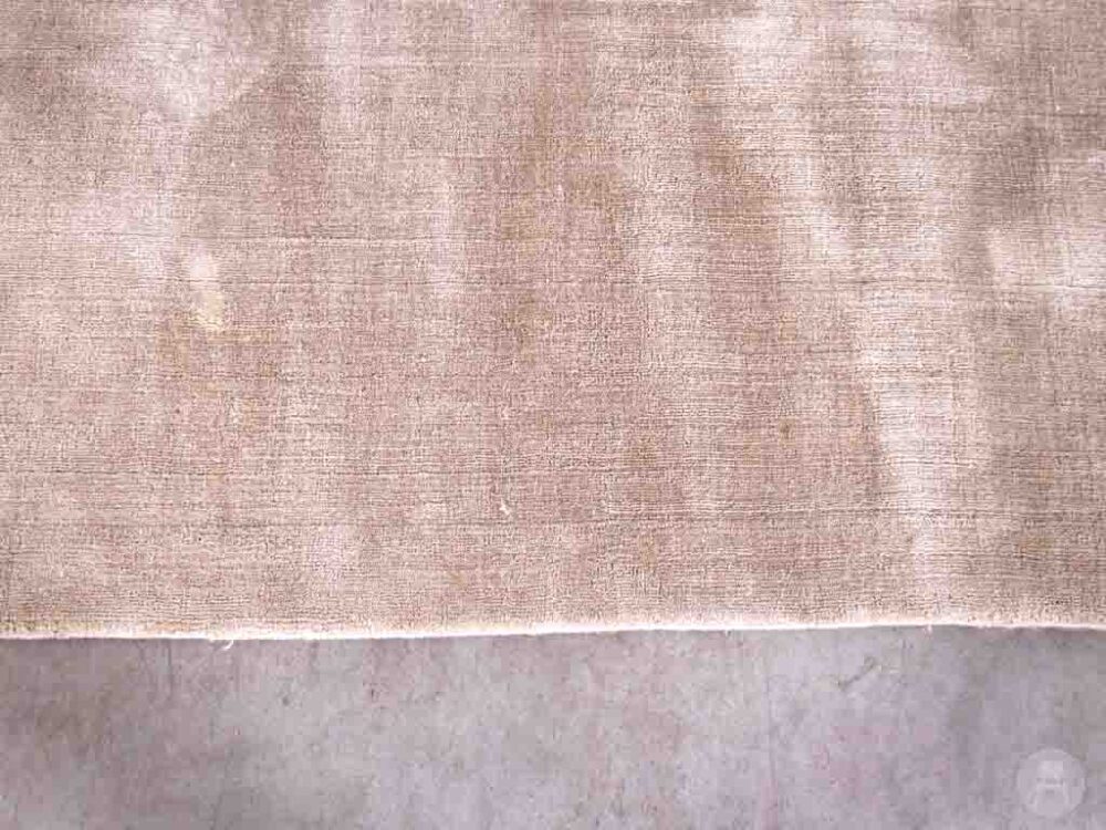Vloerkleed Pleun grijs 245x180cm is een modern en stijlvol hoogpolig tapijt dat comfort en luxe toevoegt aan iedere ruimte.