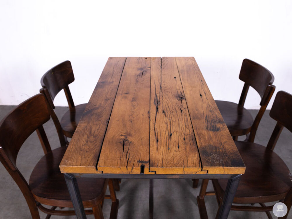 Horecaset Saloon 1 tafel 4 krukken