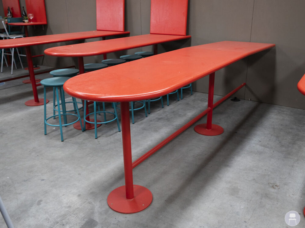 Statafel wand Rikkie rood 325x75cm
