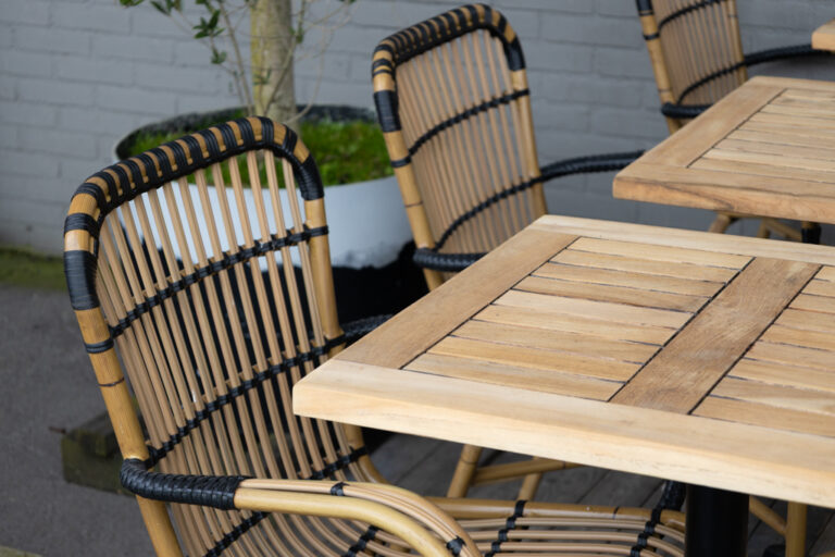 Teakhout voor horeca terras en onderhoud