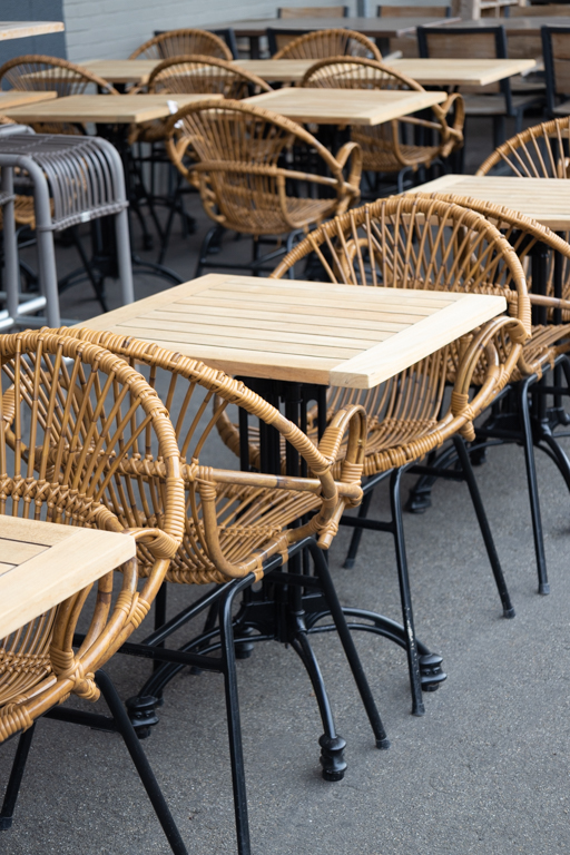 Teakhouten terrasstoelen en tafels voor horeca